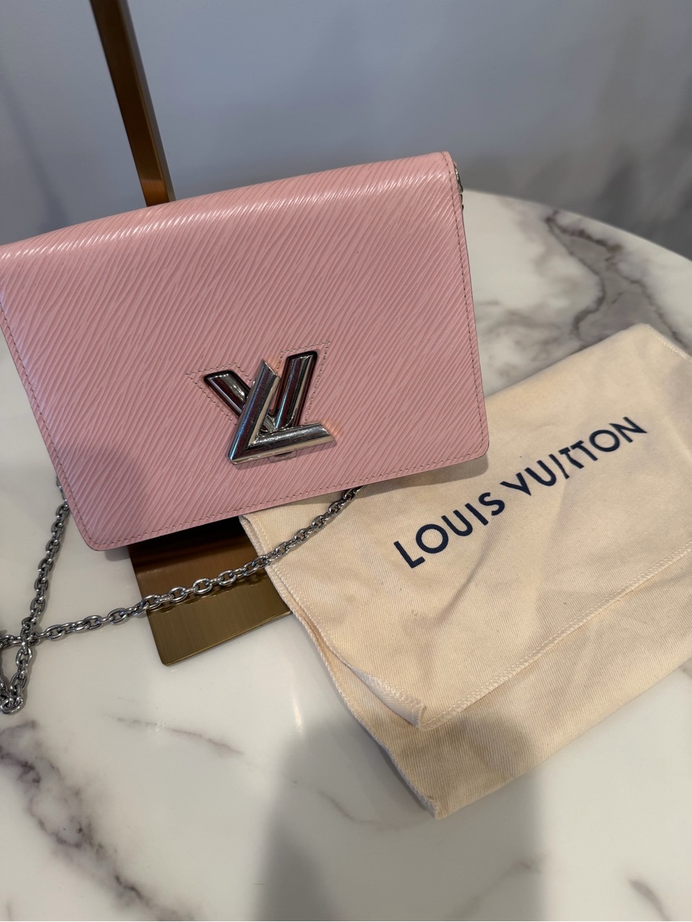 LOUIS VUITTON
Epi Twist Belt Chain Wallet Rose